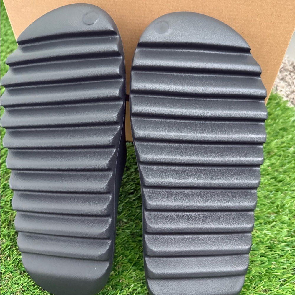Adidas Yeezy Slide in onyx Size 11
No box. +$15 for box - Picture 3 of 4